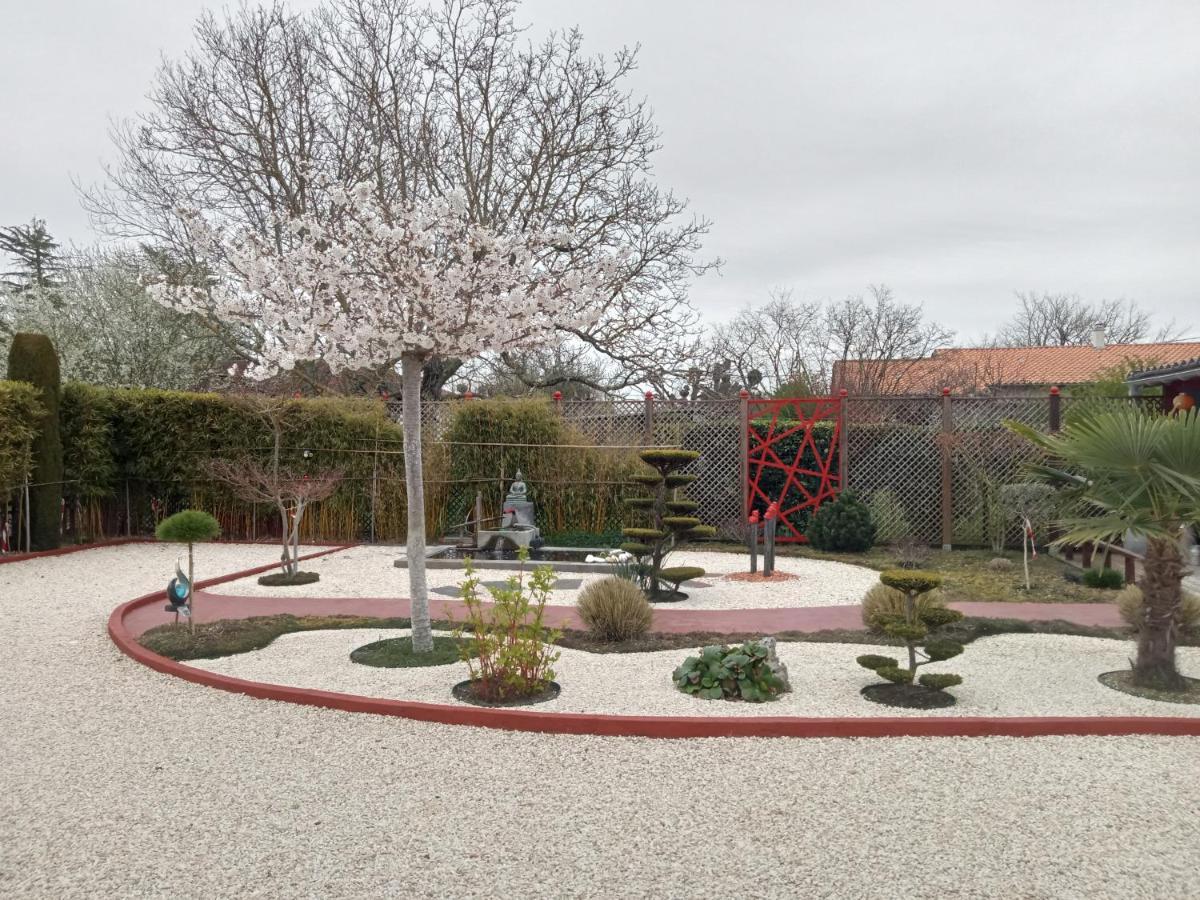 Une Pause Quelque Part Au Jardin Des Erables Et Des Niwakis Saint-Medard-de-Guizieres Eksteriør bilde