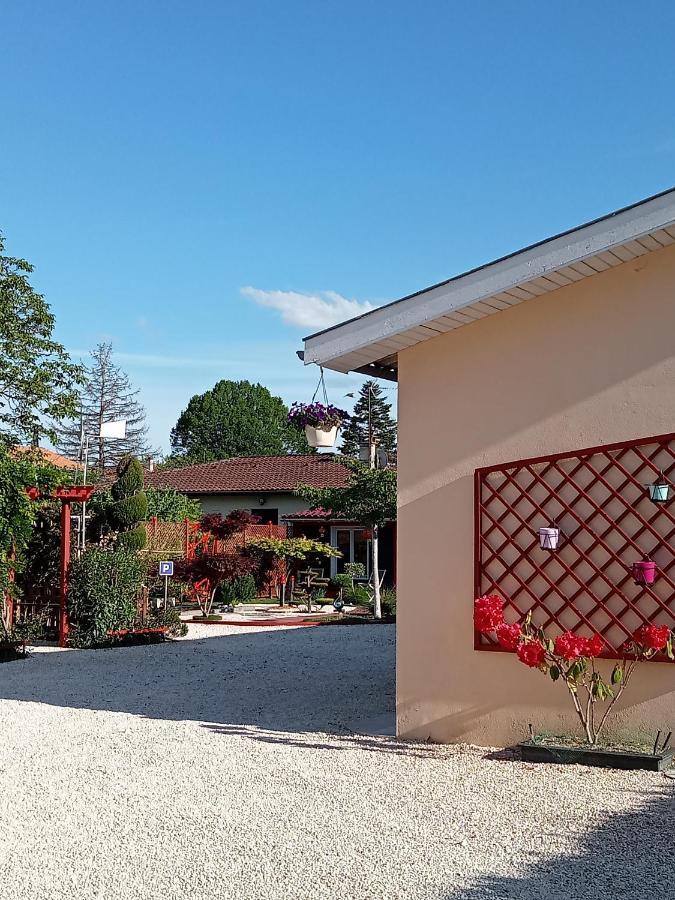 Une Pause Quelque Part Au Jardin Des Erables Et Des Niwakis Saint-Medard-de-Guizieres Eksteriør bilde