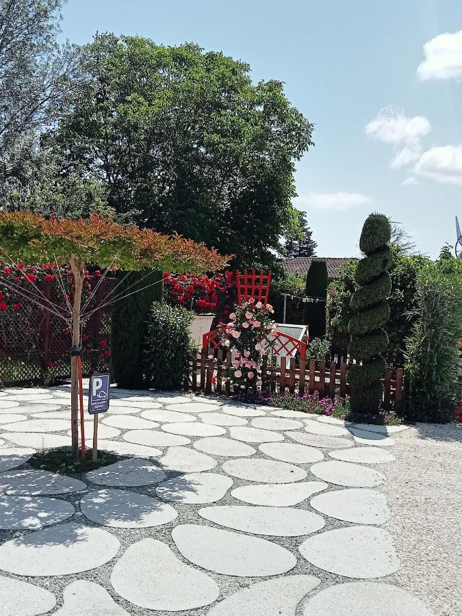Une Pause Quelque Part Au Jardin Des Erables Et Des Niwakis Saint-Medard-de-Guizieres Eksteriør bilde