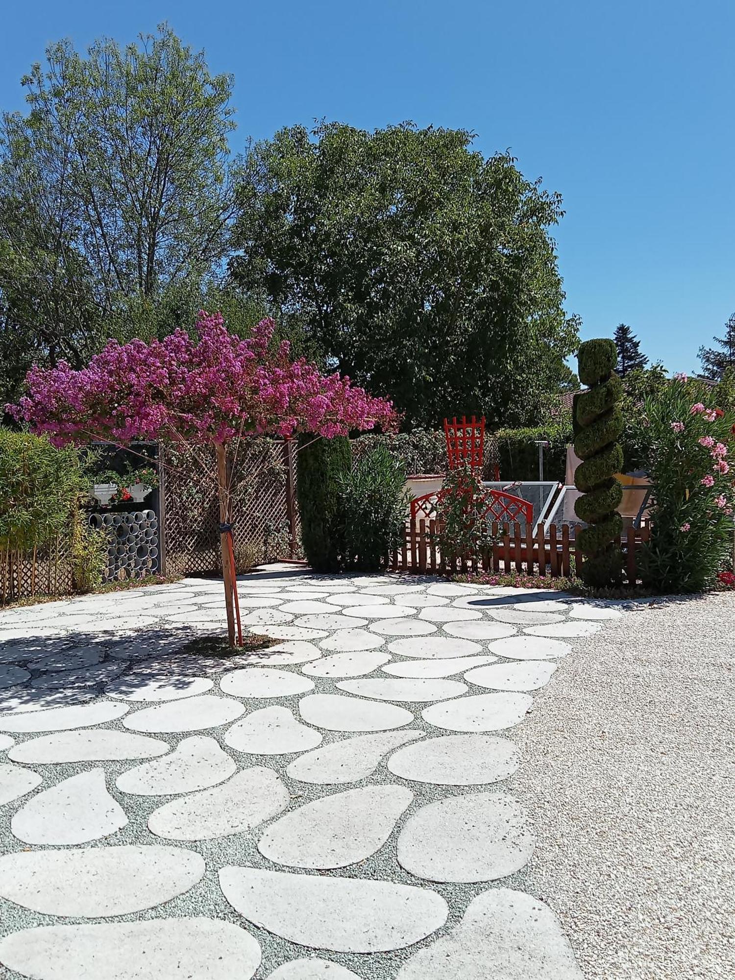 Une Pause Quelque Part Au Jardin Des Erables Et Des Niwakis Saint-Medard-de-Guizieres Eksteriør bilde