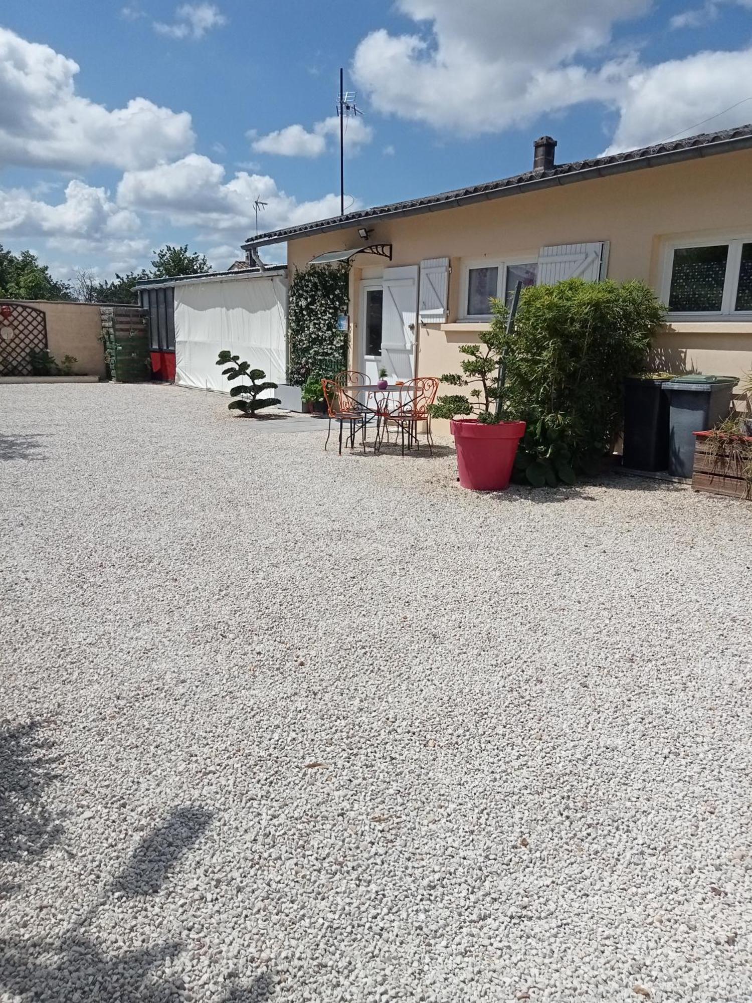 Une Pause Quelque Part Au Jardin Des Erables Et Des Niwakis Saint-Medard-de-Guizieres Eksteriør bilde